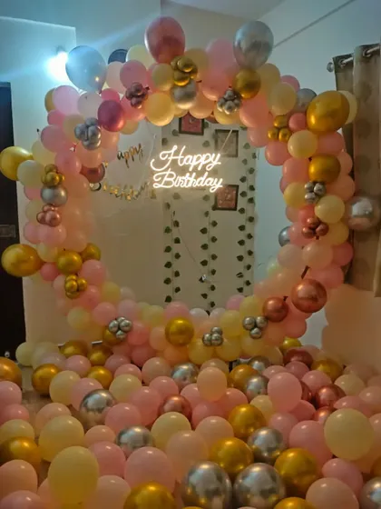 We can fill the entire base of the ring with balloons for a fun, overflowing effect. This setup uses a playful mix of pink, yellow, gold, and silver.
