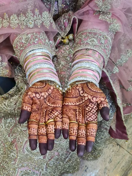 A beautiful Day 1 stain, already showing a deep color. The design looks stunning with the bride's pink and silver bangles.