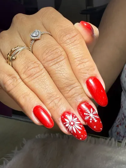 Nailing the Christmas vibes with this classic holiday design. I used a vibrant red gel polish and hand-painted delicate white snowflakes for a simple yet festive look.