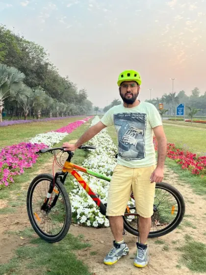 An easy Thursday morning with the squad. This rider is enjoying the beautiful flowerbeds and the joy of riding before the city wakes up.