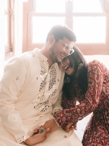 This is the kind of moment I live for. Amidst the royal backdrop of Udaipur, all that mattered was their connection. Her unrestrained laugh, his gentle smile. It’s a simple, honest portrait of happiness that feels timeless.