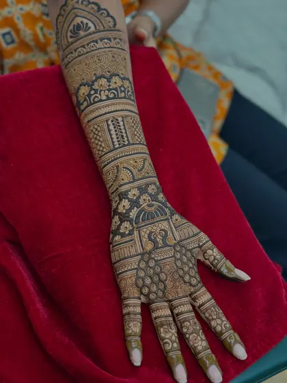 This is a full back-hand bridal demo I did for my students. It’s so important for them to see the techniques for creating intricate patterns, like detailed jaal work and floral motifs, applied in real-time.
