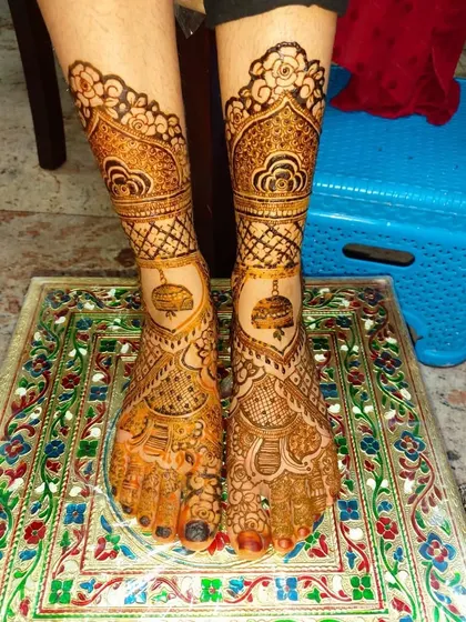 A full view of the matching jhumka designs on both feet. The symmetry and detail make for a truly special bridal look.