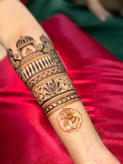 A minimalist take on the Kathak theme, with just the ghungroo motif on the wrist. This is perfect for someone who wants a small but meaningful design.