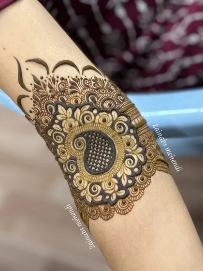 Another beautiful armband from Musfira's bridal henna, with a central paisley and delicate surrounding patterns.