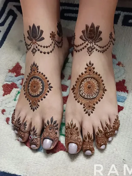 I create matching designs for feet that are both elegant and traditional. This symmetrical pattern includes detailed mandalas on the foot and intricate work on the toes.