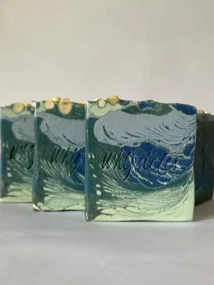 The Mistletoe soap has a fresh, unique scent of Juniper Berry, Lemongrass, and Green Apple that transports you to a winter wonderland.