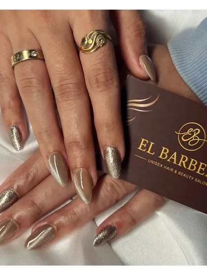 This set features the mesmerizing cat-eye effect in a bronze shade, paired with complementary gold glitter accent nails for a warm, shimmering look.