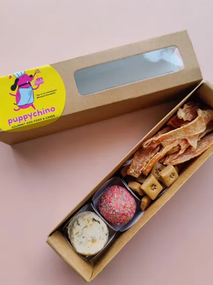 Here is the savory version of my 'Chotu Dhamaka Box'. It's a great option for dogs who prefer meaty treats, filled with house-made salami, chicken jerky, and crunchy biscuits.