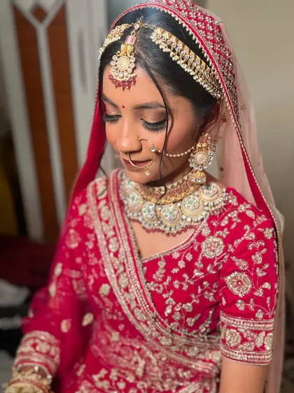 A close up on Jinal's eye makeup and her stunning matha patti. The soft brown and gold tones on her eyes complement her jewelry perfectly.