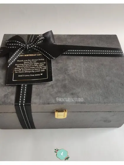 For the one who loves a classy black vibe, this birthday hamper is wrapped in a grey suede box with a black and white stitched ribbon. It’s the perfect sophisticated packaging for a curated gift.