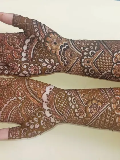 This Indian floral design is a classic for a reason. The way the patterns wrap around the arm is so elegant, and the deep, rich paste promises an equally beautiful stain.