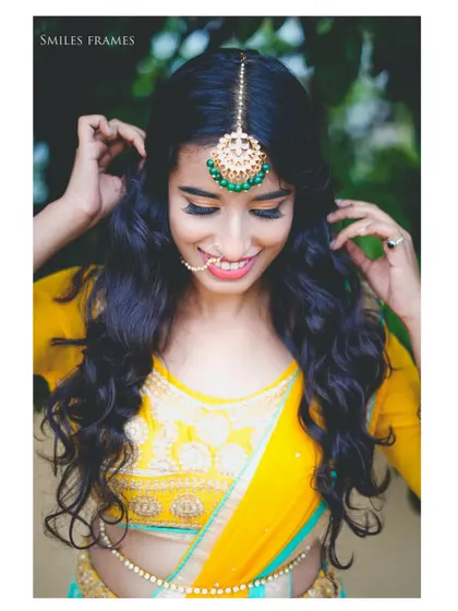 A throwback to this vibrant mehendi or sangeet look. The bold, defined eyes and loose curls create a fun and festive vibe, perfect for pre-wedding celebrations.