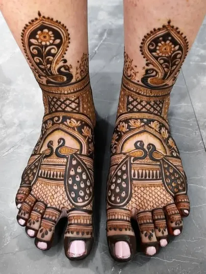 A classic peacock foot mehandi design. The symmetrical patterns create a beautiful payal (anklet) effect.