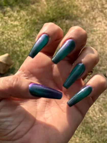 The color-shifting effect of this peacock polish is stunning in the sunlight. Here you can see the tones changing from emerald green to a deep purple.