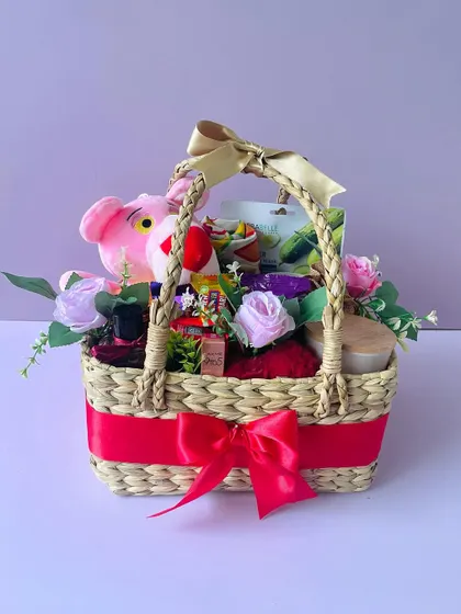 The versatility of our Kauna baskets allows us to create personalized gifts for any celebration, not just festivals.