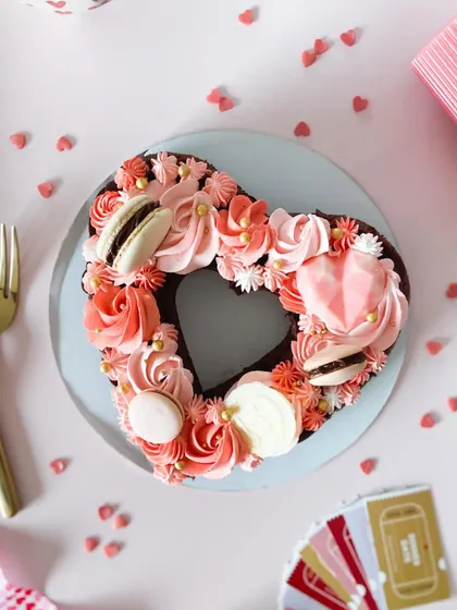Another look at this beautiful heart monogram cake. It's a popular choice for Valentine's Day or anniversaries, and it's completely eggless and refined flour-free.