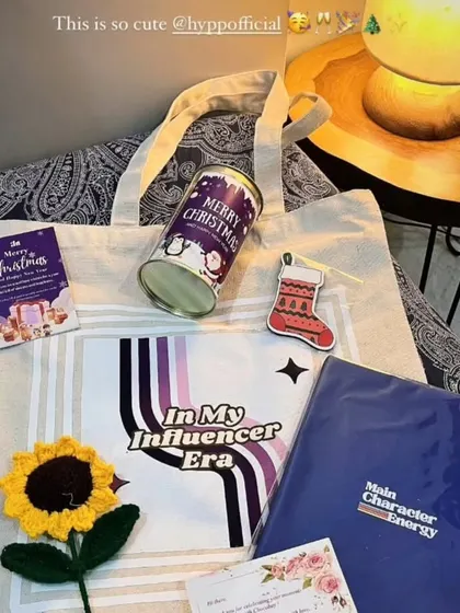 A shot of the final Christmas hamper for HYPP. The custom tote bag includes a Christmas-themed tin of chocolates, a diary, and other curated items for their influencers.