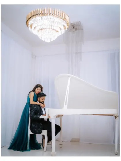 Using a grand white piano as a prop for a romantic and classic pre-wedding portrait. The composition is designed to feel both elegant and intimate.