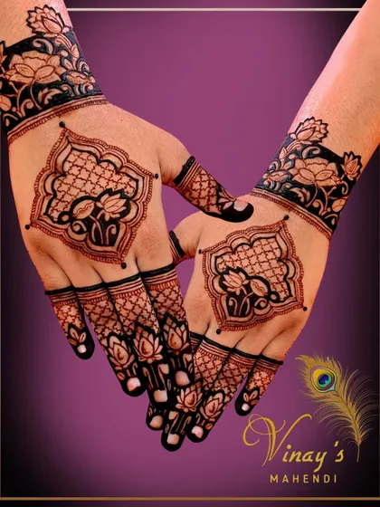 A beautiful back-hand design with a central lotus jaal pattern. The floral cuff at the wrist adds a touch of elegance.