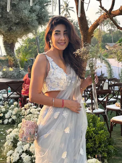 A closer look at the embroidered blouse and the delicate details of the saree. It’s all about finding that perfect balance of simple and special.