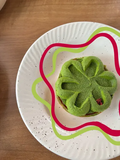 This beautiful matcha dessert gets a simple, colorful outline to highlight its unique shape and vibrant color.