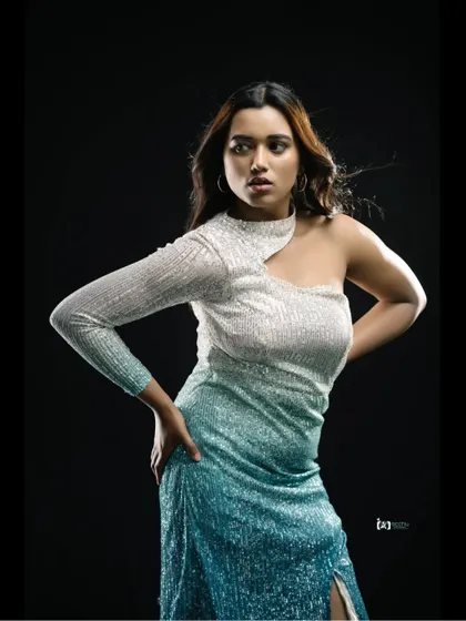 A duplicate of image 145, capturing a strong modeling pose.