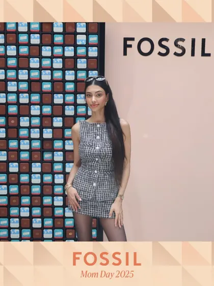 An influencer poses for our Magic Mirror at the Fossil Mother's Day event. We are experienced in working with high-profile guests and ensuring a smooth, premium experience.