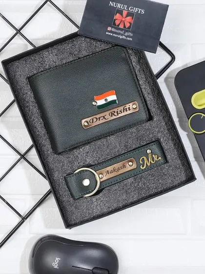This olive green leather set includes a wallet with an Indian flag charm and a keychain with a 'Mr.' charm.