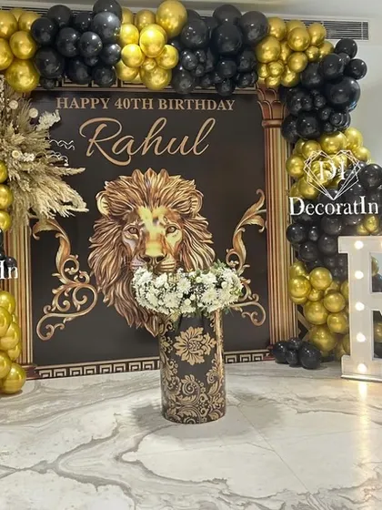 A full view of the regal lion-themed 40th birthday decor, including the marquee letter 'R' and the complete balloon arch.