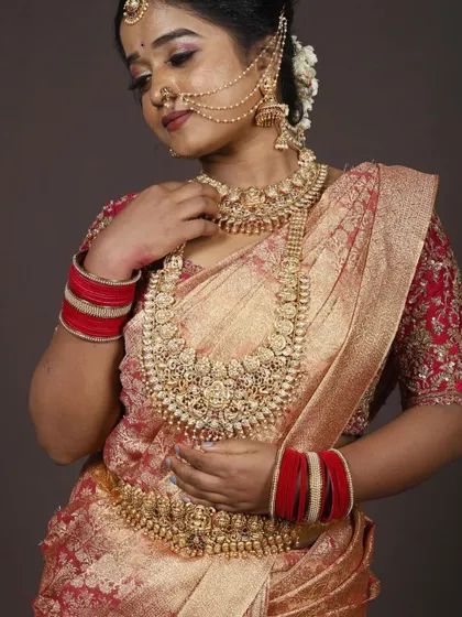 A close-up on the layers of temple jewellery that perfectly accessorize this bridal saree.