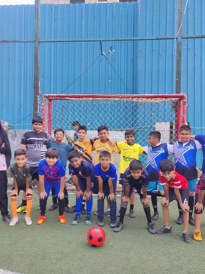 Another weekend batch photo, this time with one of our female coaches. We welcome players of all ages and skill levels.