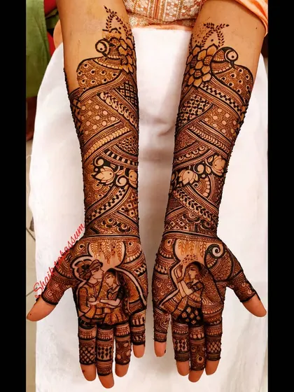 A romantic design with a focus on the couple's portrait. The flowing, interwoven patterns on the forearms are accented with delicate lotus flowers, creating a soft and elegant look.