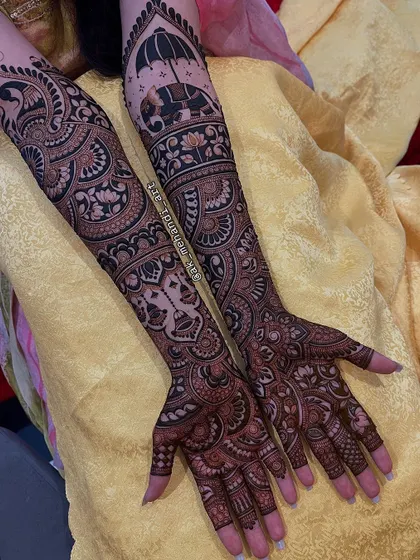 A full bridal set that includes the elephant and umbrella motif on one arm.