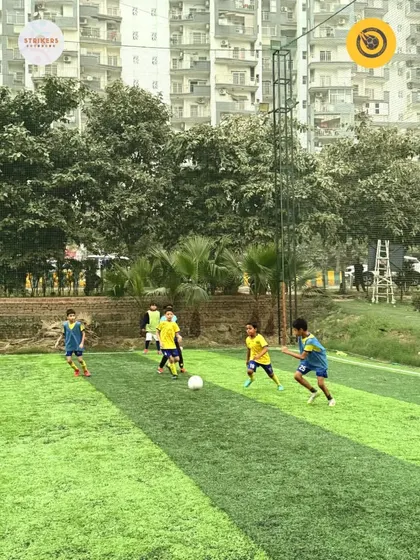 Players battling for possession during a competitive match. Our training focuses on building the strength and awareness needed for these moments.