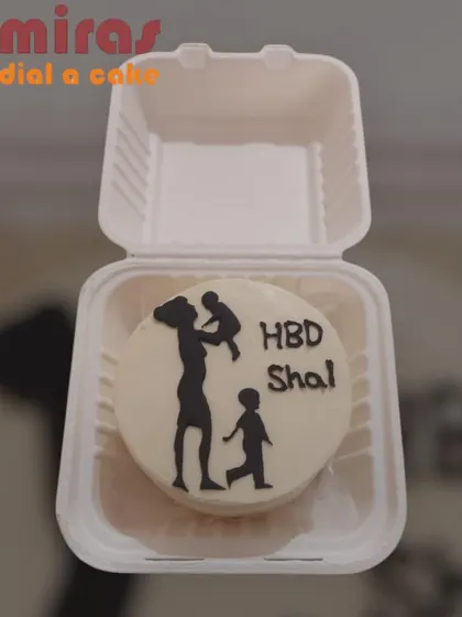 This personalized bento cake for a mother's birthday features a touching silhouette of a mom with her two children. It's a minimalist design that carries a lot of sentimental value, perfect for a personal gift.