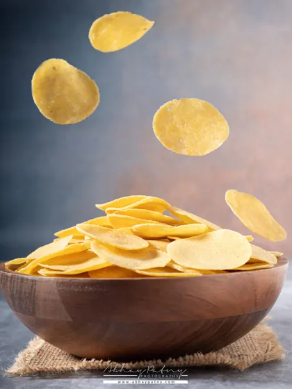 Freezing the motion of these flying chips creates a fun and dynamic image. This action shot is perfect for snack brands that want to convey a sense of lightness and crispiness.