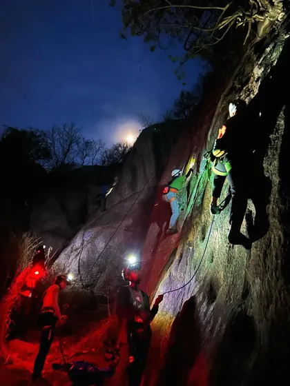 Climbing doesn't stop when the sun goes down. Here, our headlamps cut through the darkness, illuminating the rock and creating a magical atmosphere. Night climbing offers a completely different and unforgettable experience.