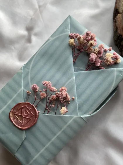 Wrapping joy, one gift at a time. Here is a collection of some of my favorite gift wrapping styles, featuring everything from bold colors and patterned paper to minimal wraps with vellum, dried flowers, and wax seals.