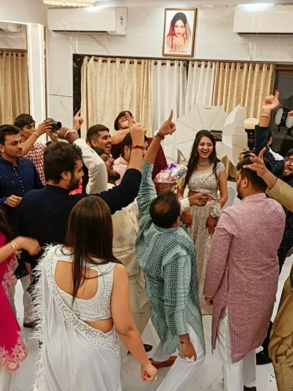 The entire group celebrating together on the dance floor.