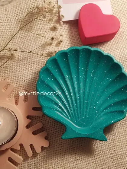 Getting into the festive spirit with our snowflake t-light holder and a sparkly teal mini shell dish. These pieces are perfect for adding a touch of holiday magic.