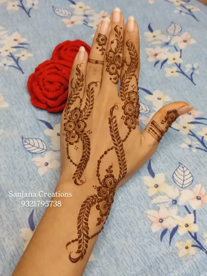 A simple and elegant back-hand design with a flowing vine pattern. This Indo-Western style is perfect for any party or casual event.