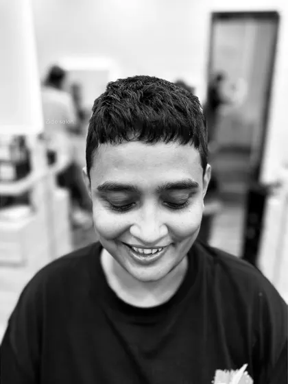 The smile says it all. This textured pixie haircut is easy to style and grows out beautifully, making it a practical and stylish choice for anyone with an active lifestyle.