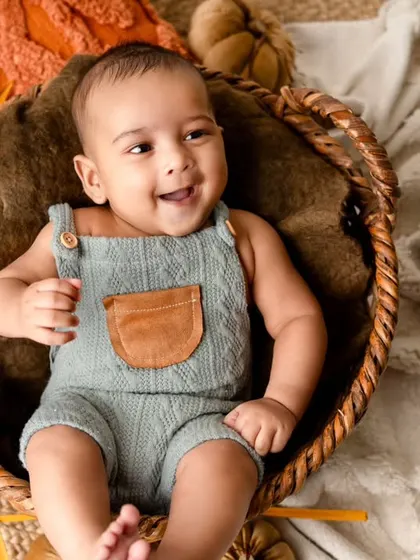 The most joyful smile from a 4-month-old baby. My infant sessions are filled with moments like this, captured in a warm, boho-inspired setting.