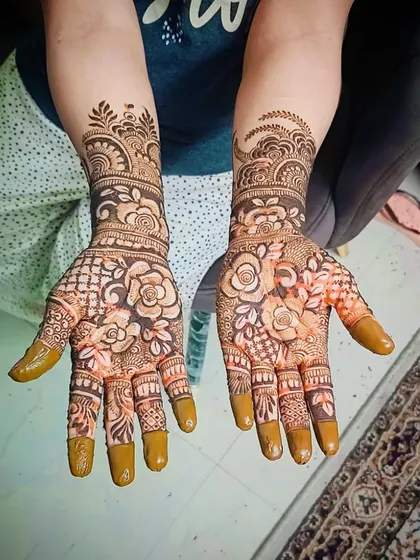 A beautiful floral henna design with rose motifs as the central theme. The use of shading and fine lines makes the flowers stand out.