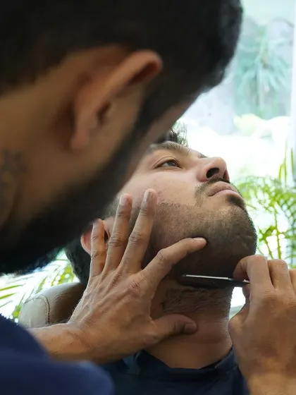 Here you can see the careful technique I use for beard shaping with a straight razor. This allows for clean, sharp lines and a perfectly sculpted look tailored to your facial structure.