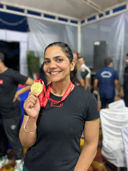 The smile says it all. Holding my gold medal after setting a national record with a 141 kg deadlift in the Master1 U63kg category.