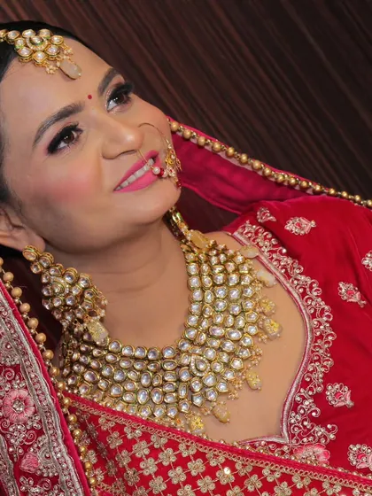 A portrait of a bride showcasing her magnificent kundan necklace and matching earrings.
