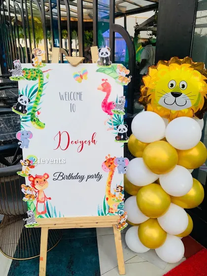 A cute welcome sign for a jungle-themed party, decorated with little animals.