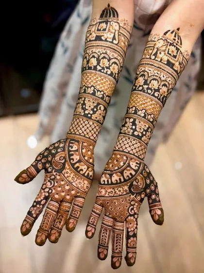 Another angle of this beautiful and traditional bridal mehendi.